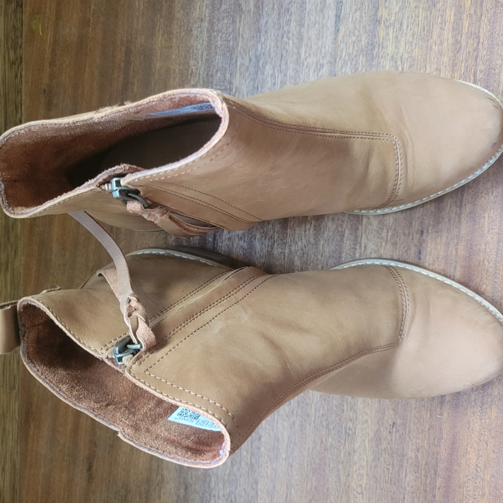 TOMS Tan Ankle Boots - Picture 2 of 2